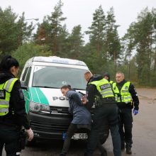 Rungtys: geriausios policininkų komandos konkurse klaipėdiečiai pareigūnai atliko vairavimo, orientavimosi ir kitas užduotis.