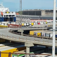 Sprendimas: uosto transportui surinkti pačiame uoste įrenti viadukai, po kuriais stovi ir pakrovimo į laivus laukiantys sunkvežimiai.