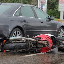 Nelaimės Kaune: sužalotas motociklininkas ir keleivė, partrenktas žmogus