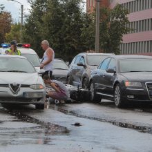 Nelaimės Kaune: sužalotas motociklininkas ir keleivė, partrenktas žmogus