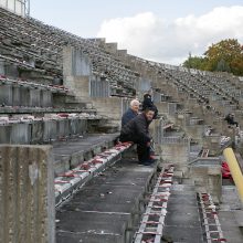 Stadiono ardymas varžybų nestabdo – aistruoliams tenka sėdėti ir ant griuvėsių