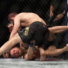 Brangiausioje UFC kovoje Ch. Nurmagomedovas prismaugė C. McGregorą ir sukėlė skandalą