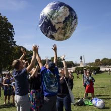 Pasaulio miestų gatves užplūdo prieš klimato pokyčius protestuojantys moksleiviai