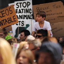 Pasaulio miestų gatves užplūdo prieš klimato pokyčius protestuojantys moksleiviai