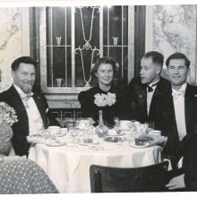 Dailininkai (iš kairės Antanas Žmuidzinavičius, Adomas Smetona, Leonardas Kazokas ir skulptorius Bronius Pundzius su draugėmis prie vaišių stalo „Metropolyje“. 1929 m.