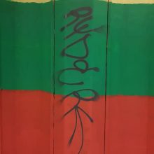 Požeminėje perėjoje užvirė mūšis: LGBT vėliavą pakeitė Lietuvos trispalvė, ant jos – užrašai