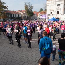 Rožinio kaspino mėnuo Kaune prasidėjo paramos vėžiu sergančioms moterims bėgimu
