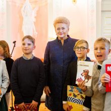Prezidentė  įžiebė pirmąją šalies Kalėdų eglę ir paragino dovanoti knygų