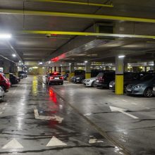 Užkliuvo įtartini „langų valytojai“: vaikšto aplink automobilius ir žiūrinėja į vidų