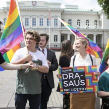 LGBT bendruomenė paragino prezidentą įsisegti vaivorykštės spalvų ženklelį