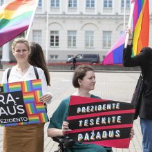 LGBT bendruomenė paragino prezidentą įsisegti vaivorykštės spalvų ženklelį