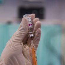 Oksfordo vakcinų grupės vadovas: „AstraZeneca“ skiepas nelemia krešulių susidarymo