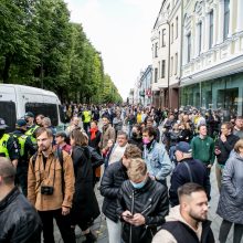 Į LGBT parado dalyvius skriejo ir žali kiaušiniai: kliuvo kavinės klientams