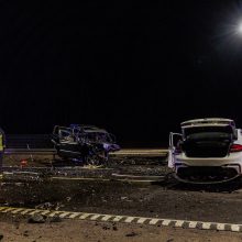 Kraupi avarija Kaune: vyras plikomis rankomis iš degančio „Mercedes-Benz“ ištraukė vairuotoją