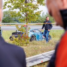 „Aurum 1006 km lenktynėse“ „Porsche“ vertėsi ant stogo, nuvertė TV bokštelį, kliudė žiūrovą