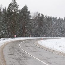 Kelininkai: eismo sąlygas sunkina lietus, pažliugęs sniegas, slidžios provėžos