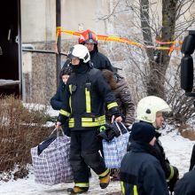 Po gaisro į Viršuliškių daugiabutį pradedami įleisti gyventojai: kai kurie į namus patekti negalės