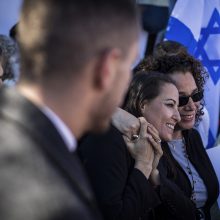 Buvęs Izraelio premjeras prisijungė prie masinio mitingo prieš naująją šalies vyriausybę