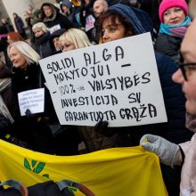 Prie Seimo – streikuojančių mokytojų mitingas: „Kuo mažiau švietimo, tuo daugiau karų“