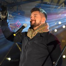 Vilkaviškyje tūkstančiais lempučių nušvito miesto eglė: koncertavo D. Varnas