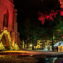 Lazerių nušviesta Druskininkų eglė stulbina nuolat kintančiais apdarais