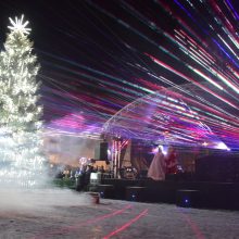 Vilkaviškyje tūkstančiais lempučių nušvito miesto eglė: koncertavo D. Varnas