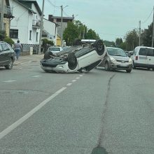 Nelaimė Žeimenos gatvėje: kas nutiko, kad apvirto automobilis?