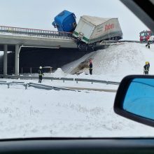 Netoli Šiaulių ant viaduko pavojingai pakrypo vilkikas: vairuotojas – ligoninėje