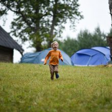 Po gaisro komoje gulėjusio berniuko mama: mažais žingsneliais, bet vis judame pirmyn