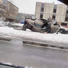 Kaune apsivertė girto ukrainiečio vairuotas automobilis: prireikė medikų pagalbos <span style=color:red;>(papildyta)</span>