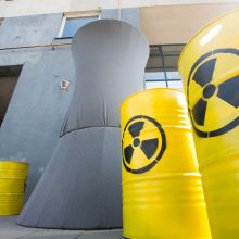 Siūlo ieškoti galimybių radioaktyvias atliekas saugoti užsienyje