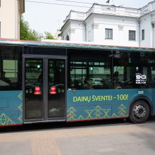 Kauno gatvėse – Dainų šventės spalvomis ir šiaudiniais sodais papuoštas autobusas