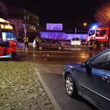Kaune per automobilio ir autobuso avariją nukentėjo trys žmonės