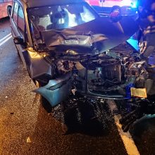 Kaune per automobilio ir autobuso avariją nukentėjo trys žmonės