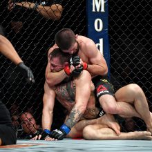 Brangiausioje UFC kovoje Ch. Nurmagomedovas prismaugė C. McGregorą ir sukėlė skandalą