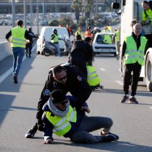 Per protestus Prancūzijoje nukentėjo apie 50 žmonių