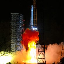 Kinijos zondas su mėnuleigiu pirmąkart nusileido nematomojoje Mėnulio pusėje 