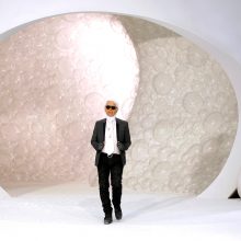 Netektis mados pasaulyje: mirė „Chanel“ dizaineris K. Lagerfeldas