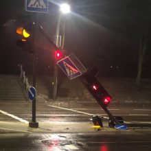 Kaune girto vairuotojo automobilis nuvertė šviesoforą