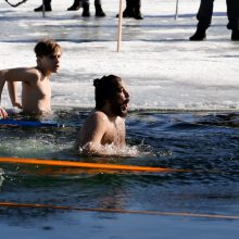 Lediniame vandenyje varžėsi 200 „ruonių“ – visi įveikė 25 metrus