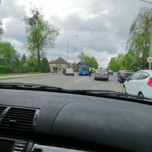 Įvairiose Kauno vietose – spūstys: po avarijos vairuotojui prireikė medikų pagalbos