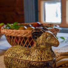 Simboliška: šventinis stalas neapsieidavo be molinio Velykų avinėlio, o įgudusios šeimininkės padarydavo ir dailų sviestinį avinėlį.