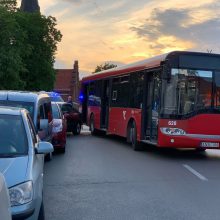 Kaune – masinė avarija: autobusas kliudė BMW, šis – kitas mašinas