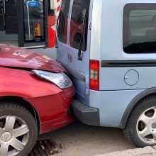 Kaune – masinė avarija: autobusas kliudė BMW, šis – kitas mašinas