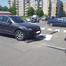 Kaune automobilis taranavo prekybos centrą „Rimi“
