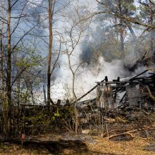 Vilniuje sudegė medinis namas: buvo išsiųstos gausios ugniagesių pajėgos