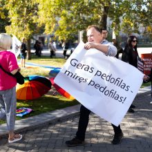 LGBTQ atstovų proteste – ir skambūs pareiškimai: „Geras pedofilas – miręs pedofilas“
