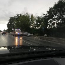 Aleksote nuo kelio nuvažiavo BMW: moteris išvežta į ligoninę 