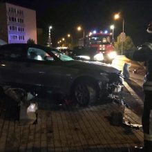 BMW bandė sankryžą pralėkti degant raudonam šviesoforo signalui?