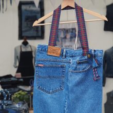 Prasmingos nenaudojamo džinso istorijos: nuo minkštos pagalvės iki sėdmaišio